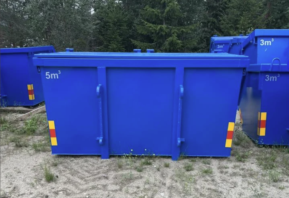 BM-container framifrån med tydlig form och industriell känsla.