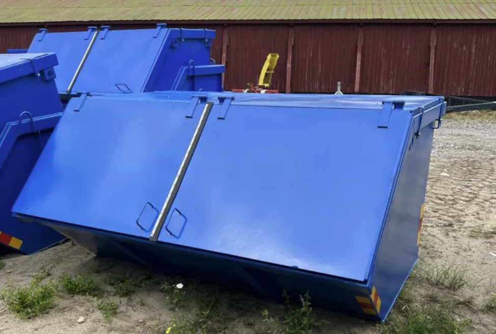 BM-container fotograferad med fokus på yta och konstruktion.